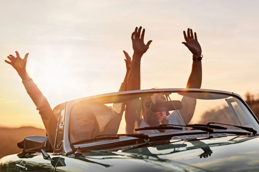 بهترین کادو برای دوست دختر: ۱۰ ایده کادو سورپرایزی_دنیای تکنولوژی 9 یک زن و مرد در ماشین