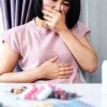 دست جلوی دهان دارو روی میز