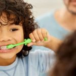 تشویق کودکان به مسواک زدن
