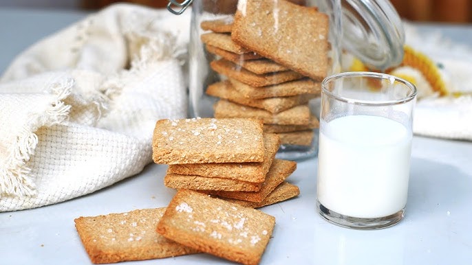 شیر و بیسکوییت سبوس دار از غذای فوری برای کودک یک ساله