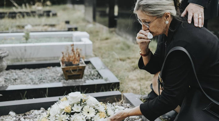 آداب تسلیت گفتن و همدردی؛ چطور تسلیت بگوییم؟ + نمونه مطلب تسلیت مناسب_دنیای تکنولوژی 9 تسلیت گفتن - از بازماندگان درباره وضعیتشان چیزی نپرسید