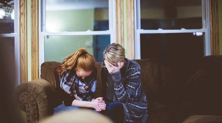 آداب تسلیت گفتن و همدردی؛ چطور تسلیت بگوییم؟ + نمونه مطلب تسلیت مناسب_دنیای تکنولوژی 8 تسلیت گفتن - بعضی جملات را نباید به زبان بیاورید