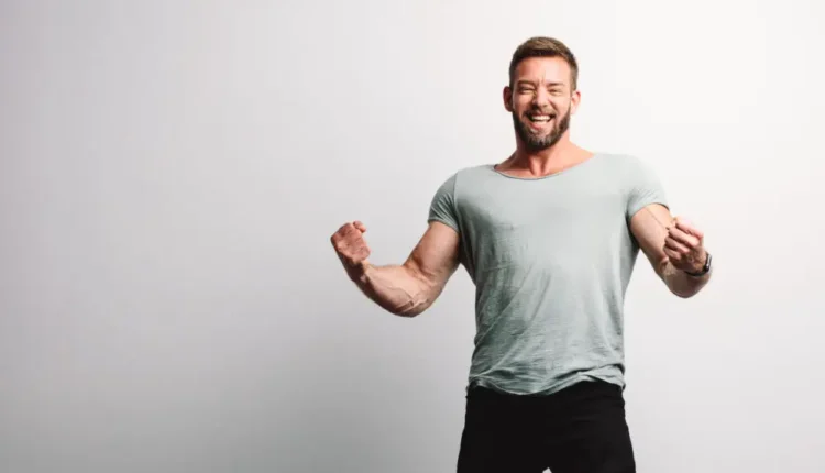 رابطه با مرد آلفا: آیا با یک مرد آلفا رابطه دارید؟ + ویژگیها مرد آلفا در رابطه_دنیای تکنولوژی 37 مرد خوشحال هیکلی با دست های مشت کرده