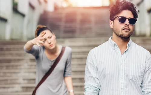 رابطه با مرد آلفا: آیا با یک مرد آلفا رابطه دارید؟ + ویژگیها مرد آلفا در رابطه_دنیای تکنولوژی 38 بحث زن و مرد روی پله های خیابان و مرد بی خیال