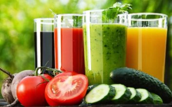 آبمیوه های طبیعی و برش خیار گوجه