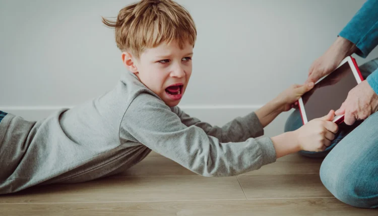 گرفتن تبلت از پسر بچه