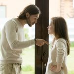 وقتی شوهرم به خانواده‌ام توهین می‌کند، چطور با او برخورد کنم؟