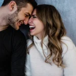 ۳۶ سوال عاشقانه که غریبه‌ها را عاشق هم می‌کند + بررسی دلایل علمی تاثیرگذاری آن