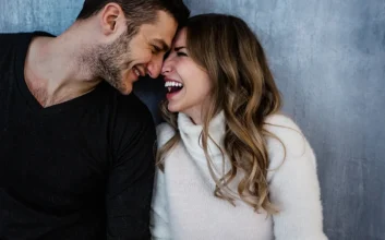 ۳۶ سوال عاشقانه که غریبه‌ها را عاشق هم می‌کند + بررسی دلایل علمی تاثیرگذاری آن