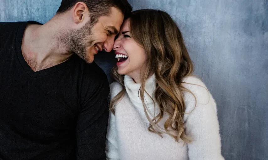 ۳۶ سوال عاشقانه که غریبه‌ها را عاشق هم می‌کند + بررسی دلایل علمی تاثیرگذاری آن