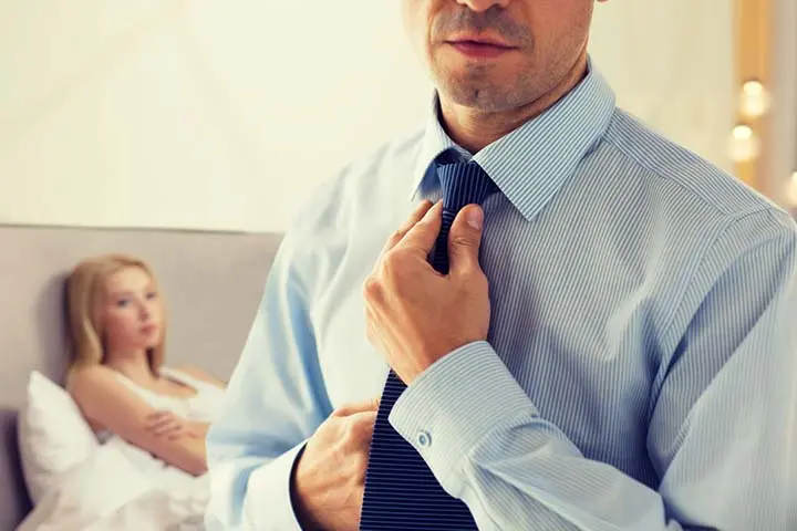 ۱۱ تا از نشانه های خیانت مردان که نباید نادیده بگیرید_دنیای تکنولوژی 12 تغییر در عادات ارتباطی یکی از نشانه های خیانت مردان است