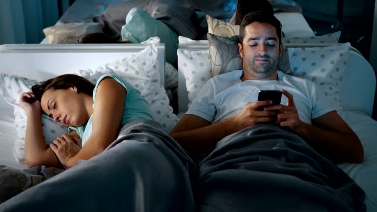 ۱۱ تا از نشانه های خیانت مردان که نباید نادیده بگیرید_دنیای تکنولوژی 13 تغییر عادت استفاده موبایل یا شبکههای اجتماعی میتواند از نشانه های خیانت مردان باشد.