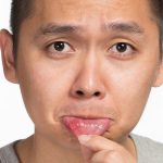 درمان سریع آفت دهان در خانه: ۱۱ روش خانگی مؤثر برای تسکین سریع درد_دنیای تکنولوژی 17 آفت دهان معمولا زخمی گرد یا بیضی شکل سفید یا زرد رنگ است که دور تا دور آن قرمز شده باشد ـ درمان آفت دهان