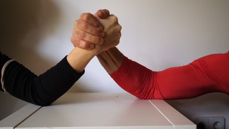 دست های مردانه در حال مچ انداختن