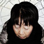 پیرزن با پشت زمینه تار عنکبوت و مردهای به دام افتاده