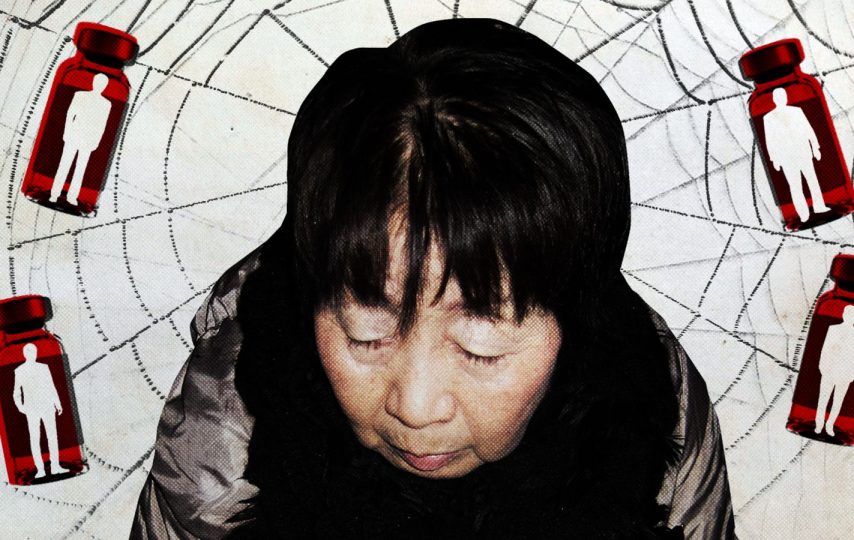 پیرزن با پشت زمینه تار عنکبوت و مردهای به دام افتاده