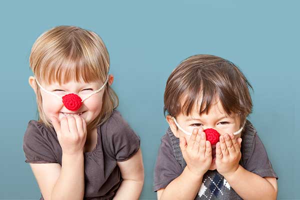 ۲۰ بازی گروهی در مدرسه (از دبستان تا دبیرستان)_دنیای تکنولوژی 28 دماغ دلقک روی صورت بچه های بانمک
