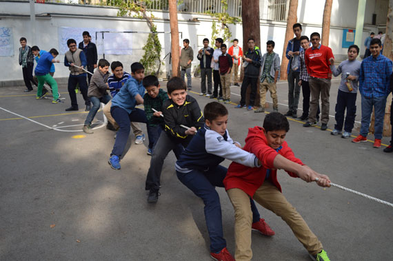 ۲۰ بازی گروهی در مدرسه (از دبستان تا دبیرستان)_دنیای تکنولوژی 23 طناب کشی پسرها در مدرسه