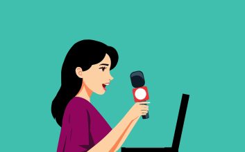 صحبت کردن دختر کارتونی با میکروفن و لپتاپ جلو