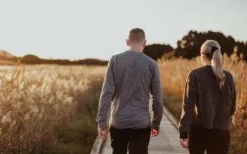 راه رفتن زن و مرد در بیشه