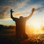 مقصد از خلقت انسان چیست؟_دنیای تکنولوژی 11 تعظیم به نور در دشتزار جلوی آسمان