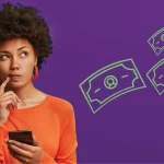 فکر کردن زن مو فرفری رنگین پوست به پول با موبایل در دست