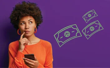 فکر کردن زن مو فرفری رنگین پوست به پول با موبایل در دست