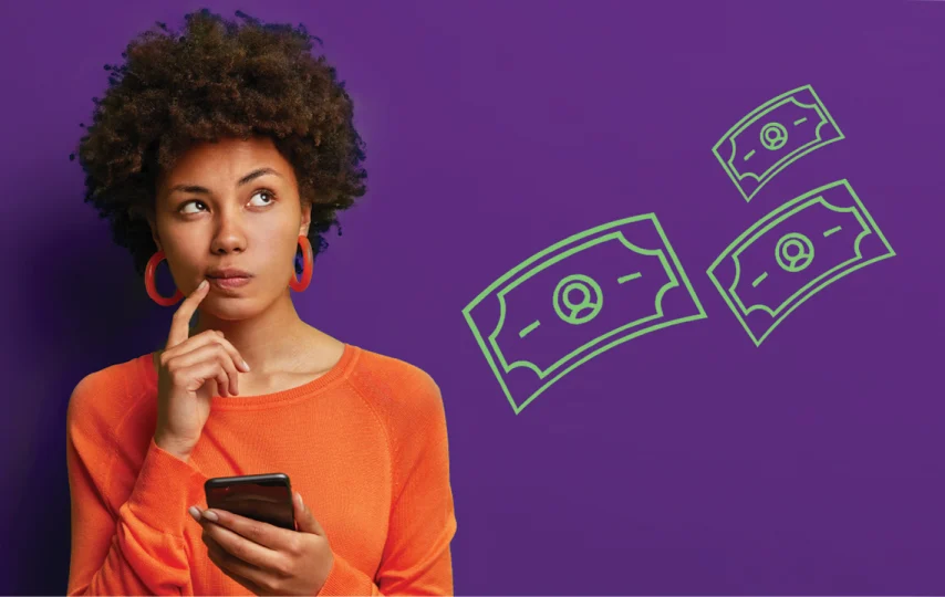 فکر کردن زن مو فرفری رنگین پوست به پول با موبایل در دست