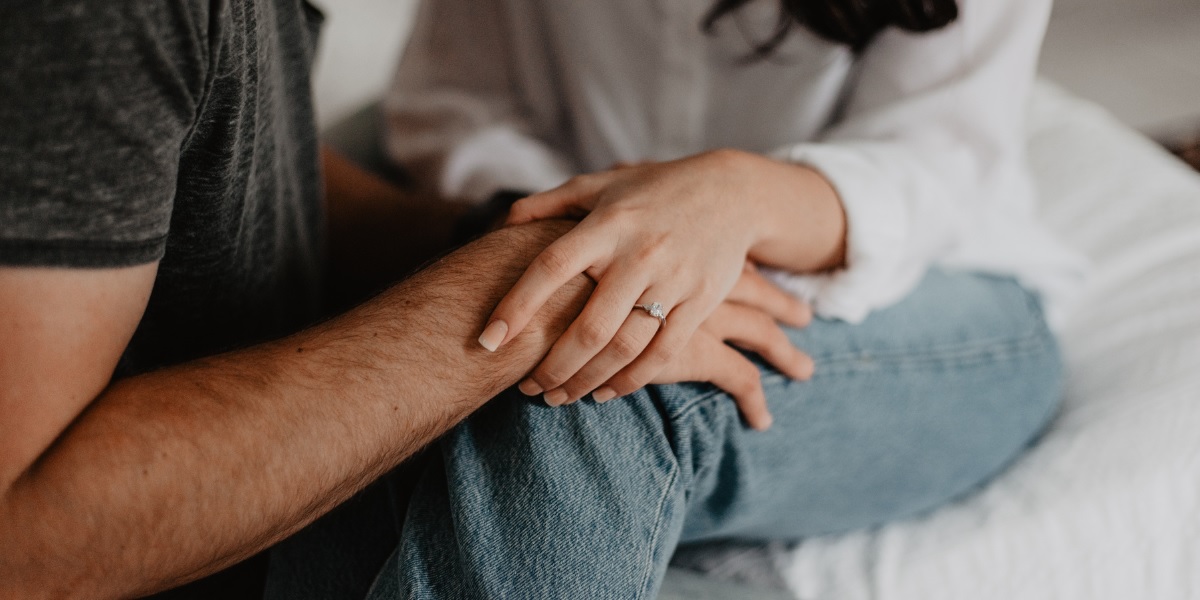 مقصد از ازدواج چیست؟ - چطور_دنیای تکنولوژی 12 دست زن روی دست مرد