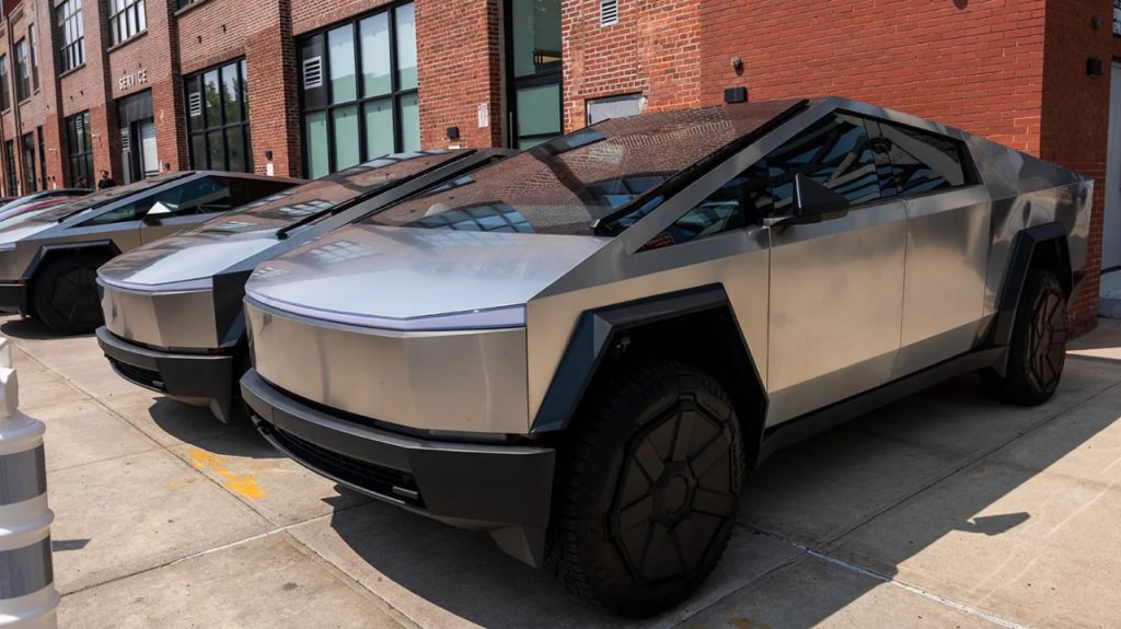 1759576061 738 دختر 19 ساله به‌علت مشکل دستگیره در سایبرتراک جان داد دنیای