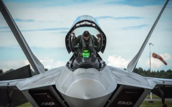 خلبان جنگنده