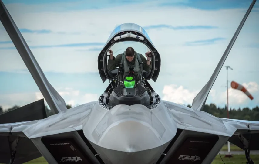 خلبان جنگنده