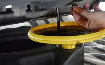 تعویض روغن از طریق پیچ تخلیه کارتل ماشین