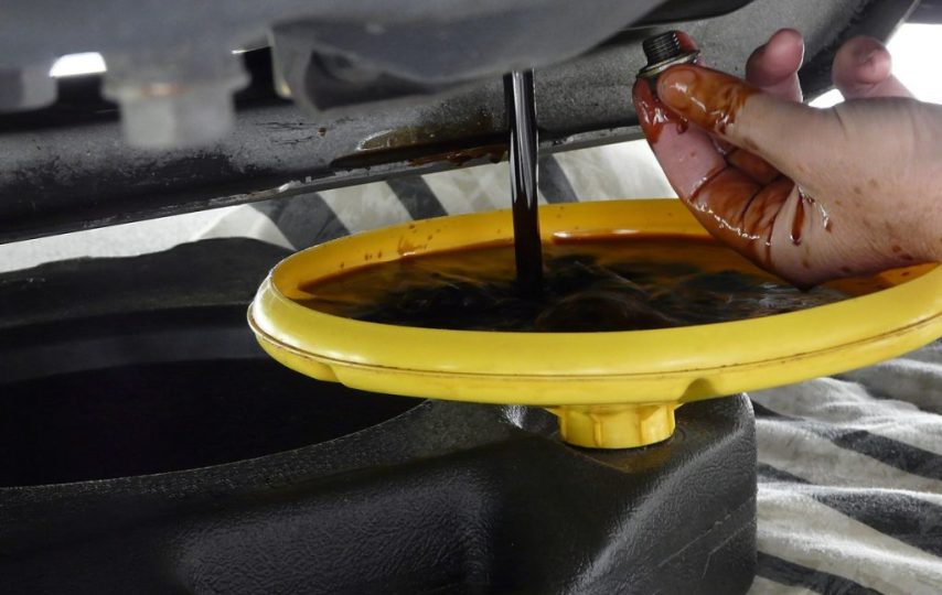 تعویض روغن از طریق پیچ تخلیه کارتل ماشین