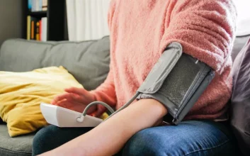 کاهش فشار خون فوری: ۸ راهکار فوری و درمان خانگی